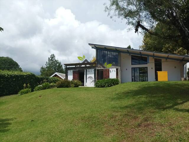 #c2105a - Casa para Venda em Campos do Jordão - SP