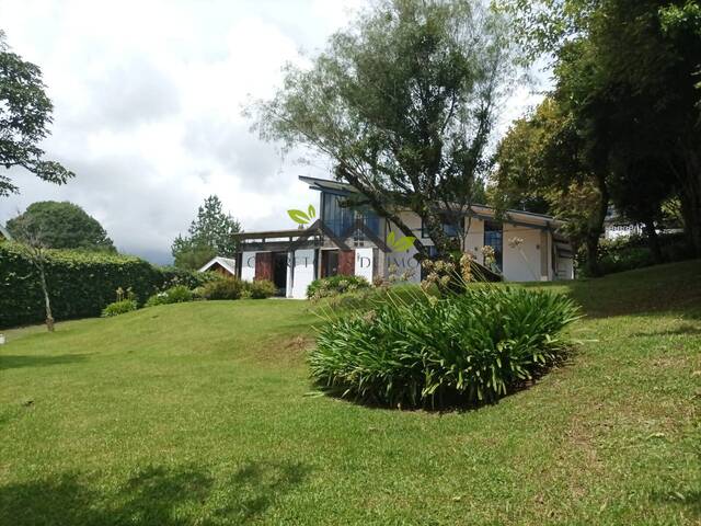 #c2105a - Casa para Venda em Campos do Jordão - SP