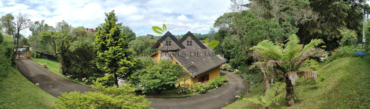 Recanto das Araucárias - Residência muito bem localizada com 02 pavimentos