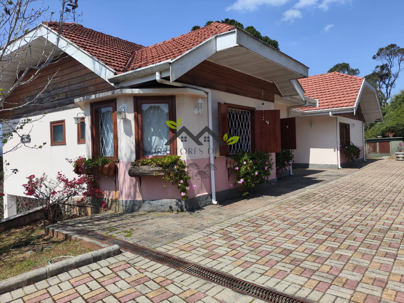 Condomínio Colinas do Sol - Casa mobiliada com 04 Suítes!